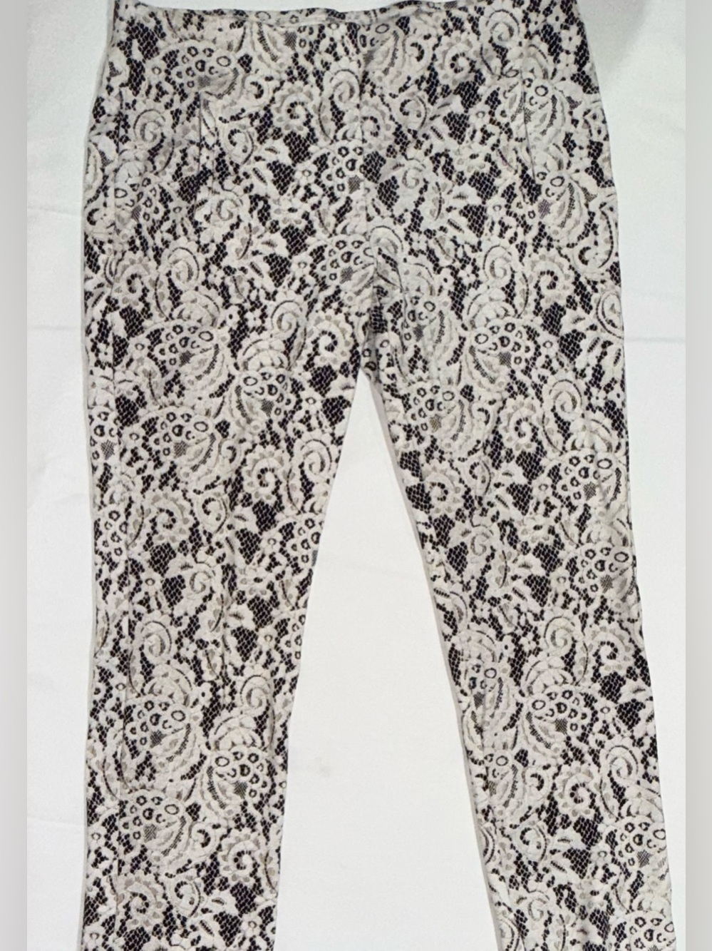 Chico's Sz 0.5 Juliet Shadow Lace Printed Slim Ankle Pants Black Cream Small/6 - Picture 1 of 6